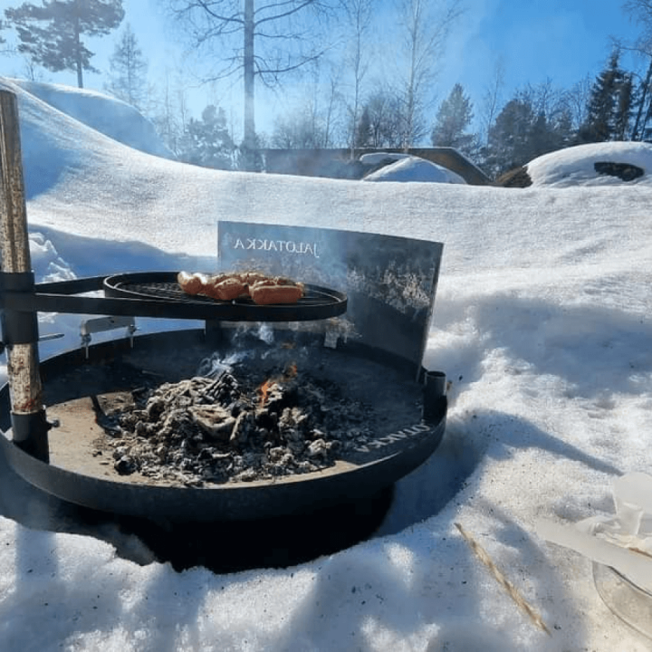 Suomalainen nuotiogrilli – monipuolinen ja kestävä valinta ulkotiloihin.